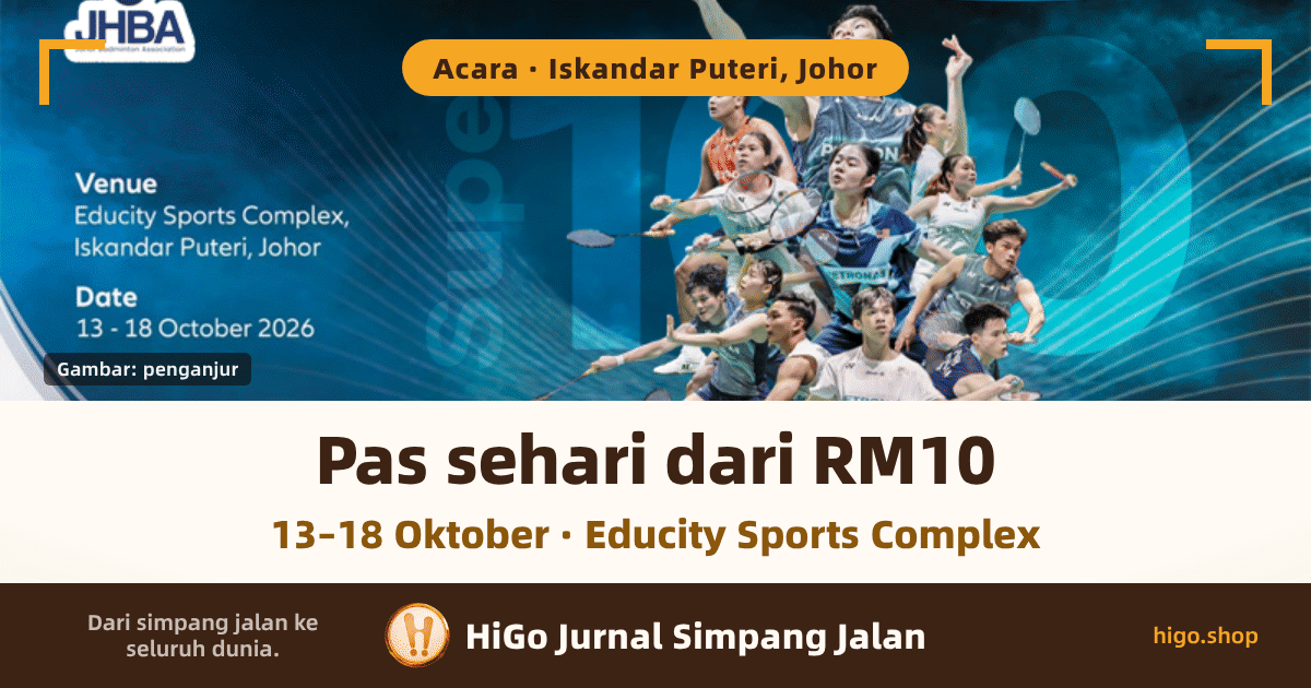 Grafik muka depan bergaya poster acara: logo JHBA di sudut kiri atas, dan satu tab melintang di bahagian atas bertulis "Acara · Iskandar Puteri, Johor"; di sebelah kiri, dengan tulisan putih, Venue — Educity Sports Complex, Iskandar Puteri, Johor, dan di bawahnya Date — 13 - 18 October 2026; satu tab gelap kecil di kiri bawah bertulis "Gambar: penganjur"; di tengah ke kanan, gabungan gambar belasan pemain sedang melakukan pukulan dengan jersi bertanda PETRONAS, dan tulisan "Super 100" tercetak samar di belakang mereka; jalur krim di bawah bertulis besar "Pas sehari dari RM10", dengan "13–18 Oktober · Educity Sports Complex" di bawahnya; jalur jenama di bahagian paling bawah bertulis "Dari simpang jalan ke seluruh dunia." dan "HiGo Jurnal Simpang Jalan", higo.shop