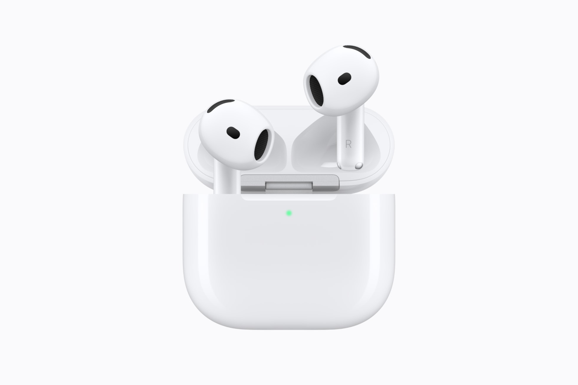 AirPods 5 放在打开的充电盒里，盒身亮着绿色指示灯