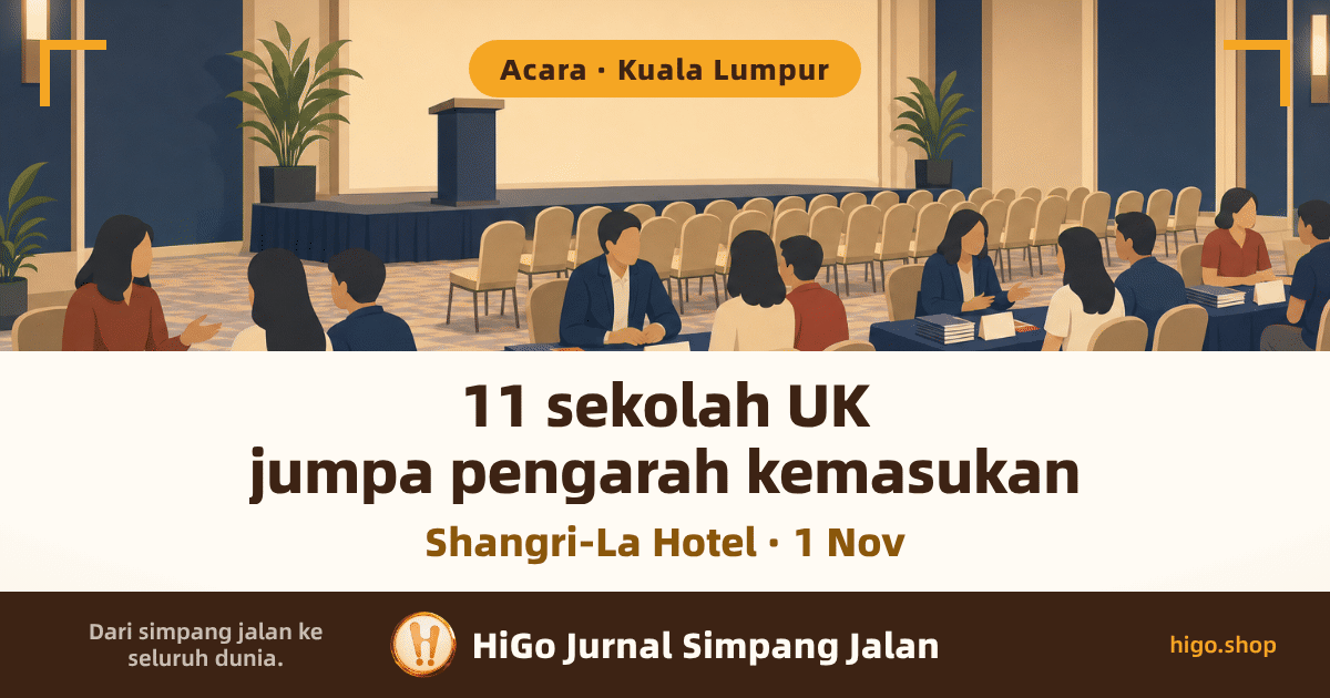 Bahagian atas ialah ilustrasi rata: pameran sekolah di dalam dewan hotel, dengan sederet meja berkain biru gelap yang memuatkan longgokan risalah kemasukan dan papan nama meja yang kosong, manakala wakil sekolah duduk berbual merentasi meja dengan ibu bapa dan remaja, semuanya dilihat dari belakang atau dari sisi tanpa perincian wajah; di belakangnya sebuah pentas rendah dengan podium polos di sebelah sederet kerusi dewan berwarna krim, dinding biru gelap dan putih pudar, sepohon pokok hiasan di kiri dan kanan, lampu siling bercahaya suam. Satu bingkai sudut tepat berwarna emas di setiap penjuru atas. Bahagian bawah ialah jalur teks putih suam, dan di dasar sekali satu palang jenama coklat gelap. Teks: label bulat di atas tertulis 「Acara · Kuala Lumpur」, tajuk besar dua baris 「11 sekolah UK」 dan 「jumpa pengarah kemasukan」, baris kecil coklat keemasan di bawahnya 「Shangri-La Hotel · 1 Nov」, dan palang paling bawah tertulis 「Dari simpang jalan ke seluruh dunia.」 「HiGo Jurnal Simpang Jalan」 「higo.shop」.