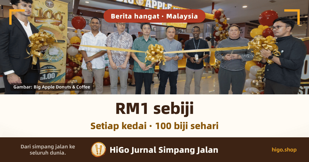 Muka depan: satu gambar sebenar di bahagian atas dan tulisan di bawahnya — dalam gambar itu, enam lelaki berdiri sebaris di depan sebuah kedai di dalam pusat beli-belah, masing-masing memegang sebilah gunting emas, dengan reben emas terbentang di hadapan mereka; papan tanda kedai di atas mereka dengan tulisan putih pada latar kuning, dengan 'BIG APPLE' yang jelas kelihatan, dan satu tiang belon merah, emas dan putih di kedua-dua sisi. Teks: baris paling atas tertulis 'Berita hangat · Malaysia', tulisan besar tertulis 'RM1 sebiji', baris di bawahnya tertulis 'Setiap kedai · 100 biji sehari', di kiri bawah gambar itu tertulis 'Gambar: Big Apple Donuts & Coffee', dan di bawah sekali tertulis 'Dari simpang jalan ke seluruh dunia.', 'HiGo Jurnal Simpang Jalan', 'higo.shop'.