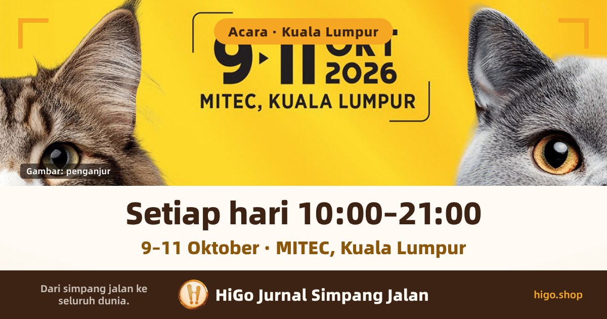 Kulit yang dibina atas poster rasmi penganjur: latar kuning dengan separuh muka seekor kucing menjengah dari setiap sisi dan blok tarikh acara di tengah; teks: blok tarikh menulis 9▸11 OKT 2026 dan MITEC, KUALA LUMPUR; label bulat di atasnya menulis Acara · Kuala Lumpur; kepingan kecil di bawah kiri menulis Gambar: penganjur; jalur putih suam di bawahnya menulis Setiap hari 10:00–21:00, dan di bawahnya 9–11 Oktober · MITEC, Kuala Lumpur; jalur gelap di bahagian paling bawah menulis Dari simpang jalan ke seluruh dunia., HiGo Jurnal Simpang Jalan, higo.shop.