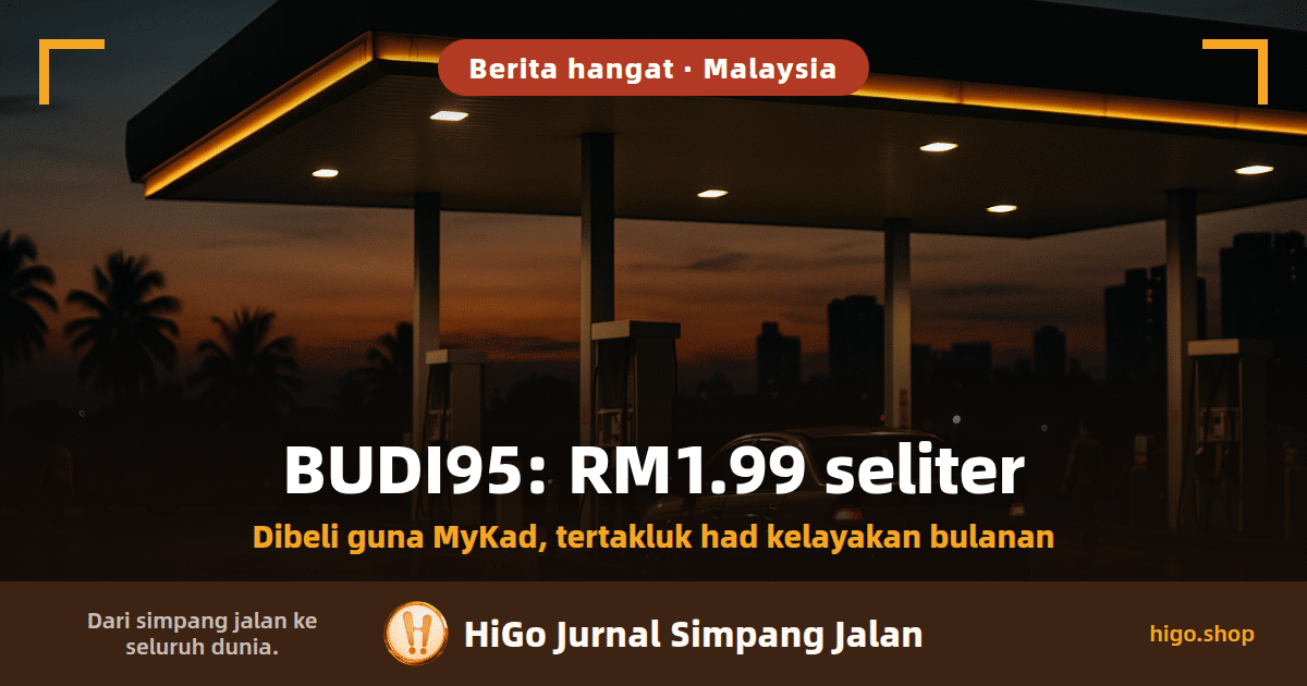 Ilustrasi: sebuah stesen minyak pada waktu senja, lampu menyala di bawah bumbung gelap dengan sebuah kereta yang tidak jelas di bawahnya, bayang pokok kelapa di sebelah kiri, blok bandar di sebelah kanan, jalur jingga di kaki langit; teks: BUDI95: RM1.99 seliter, dan di bawahnya: Dibeli guna MyKad, tertakluk had kelayakan bulanan
