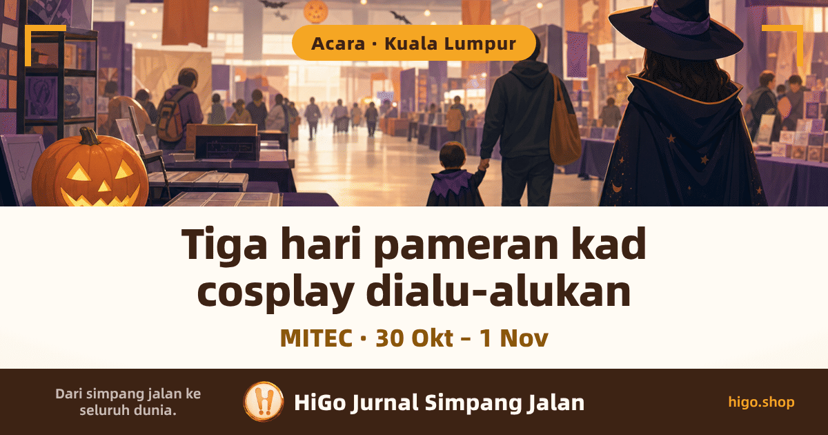 Bahagian atas ialah ilustrasi rata: pameran kad dagangan di dewan pameran. Di sebelah kiri, sebuah meja panjang berkain ungu gelap dipenuhi buku kad yang terbuka dengan sarung kad kosong, dan sebiji tanglung labu menyala di penjurunya. Di sebelah kanan, seorang pengamal cosplay bertopi ahli sihir dan berjubah ungu bercorak bintang membelakangi kamera; di tengah, seorang dewasa memimpin tangan kanak-kanak berjubah kecil menyusuri lorong. Semua orang dilihat dari belakang dan wajah mereka tidak kelihatan. Kelawar kertas dan tanglung labu tergantung di siling, kain gerai ungu dan jingga di kedua-dua sisi, dan cahaya hangat masuk dari hujung dewan. Ada bingkai sudut tepat berwarna emas di setiap penjuru atas. Bahagian bawah ialah jalur teks putih hangat di atas bar jenama coklat gelap. Teks: label bulat di atas tertulis "Acara · Kuala Lumpur"; dua baris besar tertulis "Tiga hari pameran kad" dan "cosplay dialu-alukan"; satu baris coklat keemasan di bawahnya tertulis "MITEC · 30 Okt – 1 Nov"; bar paling bawah tertulis "Dari simpang jalan ke seluruh dunia.", "HiGo Jurnal Simpang Jalan" dan "higo.shop".