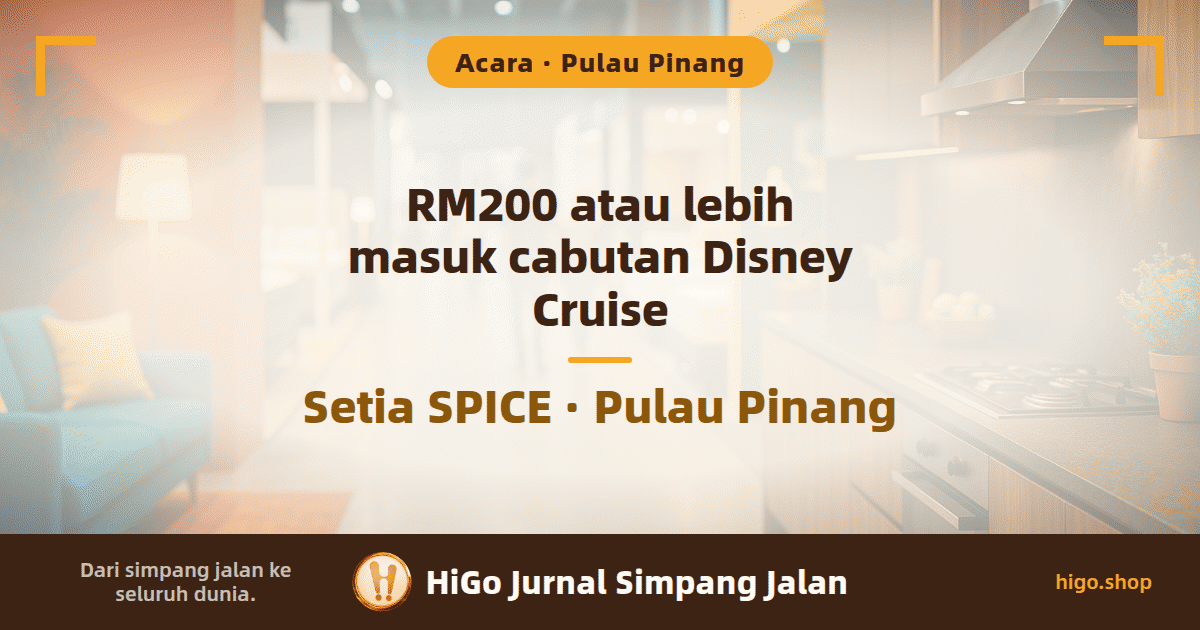 Ilustrasi pameran rumah: satu lorong berlantai kilat dalam dewan pameran, di kiri set sofa biru kehijauan dengan kusyen kuning mustard dan lampu lantai bercahaya suam, di kanan gerai dapur kayu walnut dengan penghisap asap keluli tahan karat, meja batu dan beberapa pasu tumbuhan, barisan tilam di belakang dalam fokus lembut; pengunjung yang ada berada jauh dan membelakangi kamera, tiada wajah kelihatan; bahagian tengah gambar pucat, dua penjuru atas berbingkai sudut tepat warna emas; teks: Acara · Pulau Pinang; RM200 atau lebih masuk cabutan Disney Cruise; Setia SPICE · Pulau Pinang