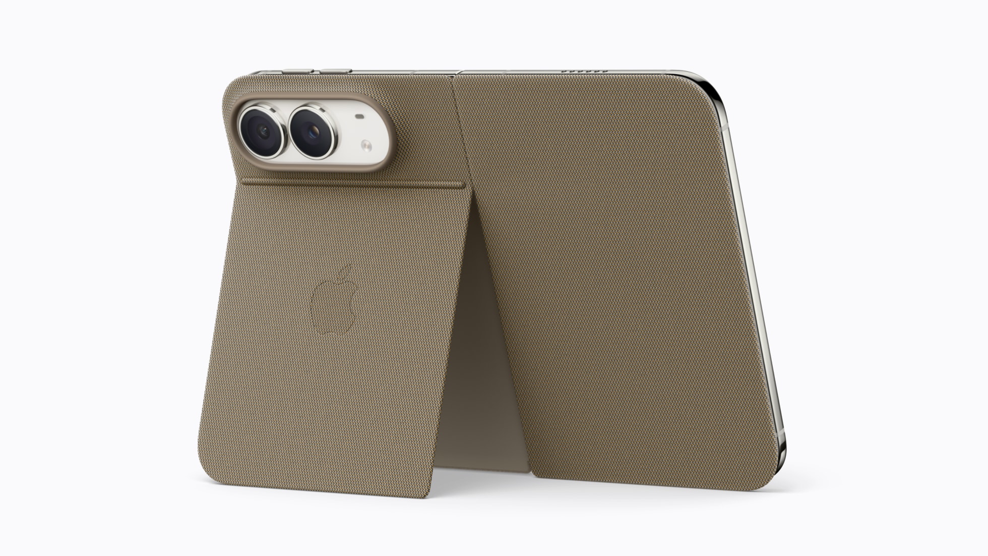 Gambar produk berlatar putih: sebuah iPhone Duo berdiri dengan bahagian belakang menghadap ke depan dalam Folio bertekstur anyaman warna taupe, penutup belakang dilipat keluar sebagai tongkat penyokong, dua lensa kelihatan di kiri atas dan logo Apple ditekan pada sarung.