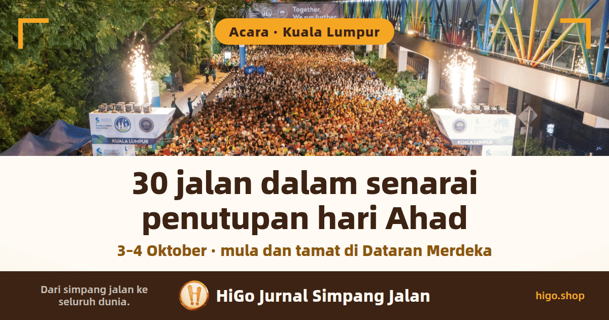 Pandangan udara waktu malam: sebatang jalan di Kuala Lumpur yang ditutup dipenuhi pelari menunggu pelepasan, bunga api sejuk di kiri kanan gerbang permulaan, sepanduk bertulis Together, We run further di kejauhan dan jejantas pejalan kaki di sebelah kanan. Teks: 30 jalan dalam senarai penutupan hari Ahad; bawah: 3-4 Oktober · mula dan tamat di Dataran Merdeka