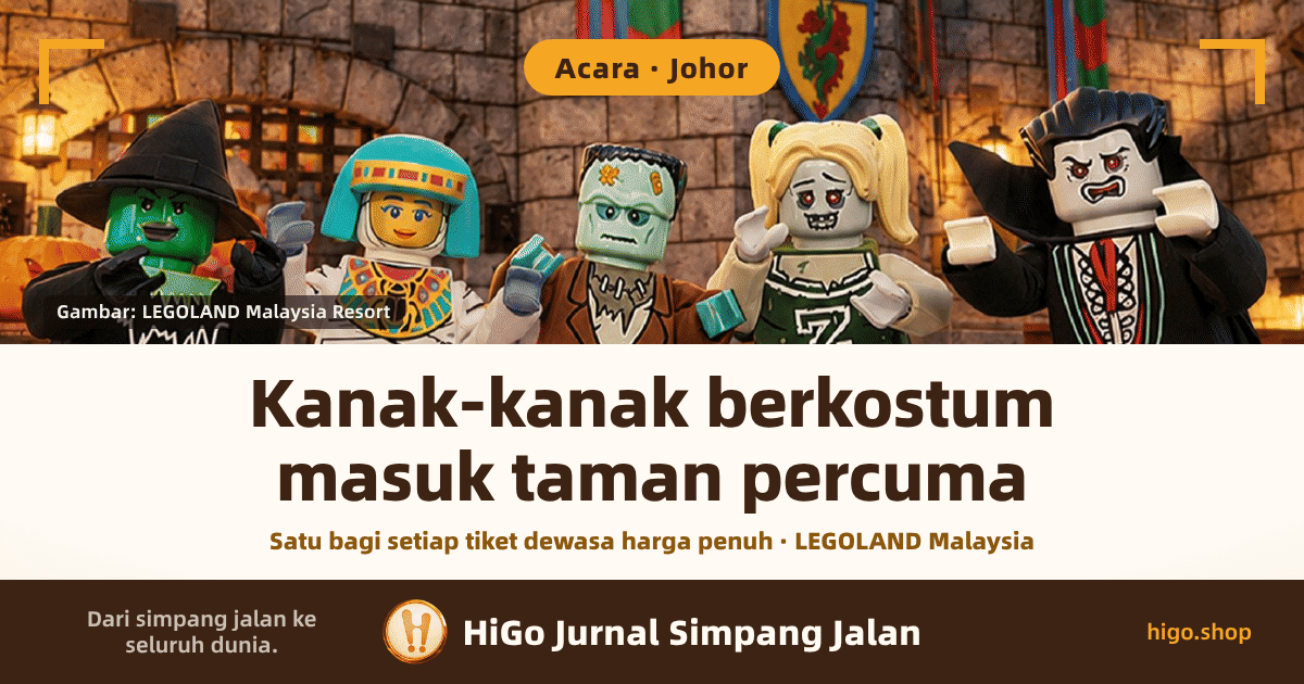 Bahagian atas kulit ialah gambar rasmi LEGOLAND Malaysia Resort: lima watak Halloween LEGO bersaiz manusia berdiri di hadapan dinding istana, dari kiri ke kanan seorang ahli sihir bermuka hijau bertopi hitam bercerun, Mummy Queen berbalut pembalut putih dengan hiasan kepala biru kehijauan dan kolar lebar berbirai emas, Frankenstein bermuka hijau dengan tampalan pada dahi dan berjaket coklat, pemandu sorak zombi berambut ekor kuda kuning dengan huruf Z besar pada pakaian hijau putihnya, dan Lord Vampyre berpakaian sut hitam dengan jubah berkolar tinggi beralas merah; di belakang mereka ada dinding batu istana, sepanduk perisai berlambang bunga merah serta sepanduk berjalur merah dan hijau, sebuah lampu dinding di sebelah kiri dan sebiji labu di pinggir kiri gambar. Ada bingkai sudut tepat berwarna emas di kedua-dua penjuru atas dan satu kad kredit gambar berwarna gelap di bahagian kiri bawah foto. Bahagian bawah ialah jalur teks putih suam, dengan jalur jenama coklat gelap di paling bawah. Teks: label bulat di atas tertulis “Acara · Johor”, kad kredit gambar tertulis “Gambar: LEGOLAND Malaysia Resort”, tajuk besar dua baris “Kanak-kanak berkostum” dan “masuk taman percuma”, satu baris coklat keemasan di bawahnya tertulis “Satu bagi setiap tiket dewasa harga penuh · LEGOLAND Malaysia”, dan jalur paling bawah tertulis “Dari simpang jalan ke seluruh dunia.”, “HiGo Jurnal Simpang Jalan” dan “higo.shop”.
