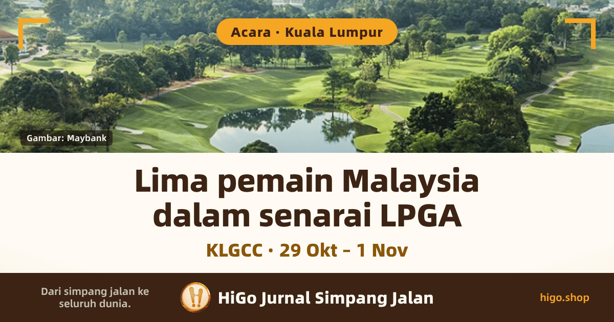Bahagian atas grafik muka depan ialah gambar udara Kuala Lumpur Golf & Country Club: padang berjalur terang dan gelap terbentang dari tengah gambar, sebuah kolam di tengah memantulkan bayang pokok, dikelilingi pokok-pokok rimbun dan beberapa perangkap pasir berwarna cerah, dengan satu lagi jalur air di bahagian kanan bawah, dan hutan serta beberapa bangunan di kejauhan; satu kurungan siku emas di setiap penjuru atas dan satu plat kredit gelap di kiri bawah gambar. Di bawahnya ialah jalur teks putih suam, dan jalur jenama coklat gelap di bahagian paling bawah. Teks: cip bulat emas di atas tertulis “Acara · Kuala Lumpur”, plat kredit tertulis “Gambar: Maybank”, dua baris tulisan besar coklat gelap tertulis “Lima pemain Malaysia” dan “dalam senarai LPGA”, satu baris coklat keemasan di bawahnya tertulis “KLGCC · 29 Okt – 1 Nov”, dan jalur paling bawah tertulis “Dari simpang jalan ke seluruh dunia.”, “HiGo Jurnal Simpang Jalan”, “higo.shop”.