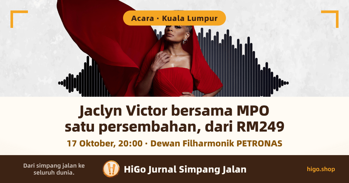 Pada latar kelabu muda yang berbintik, sebaris berpuluh-puluh batang tegak hitam berhujung bulat naik tinggi di tengah dan rendah di kedua-dua hujung seperti gelombang bunyi; di hadapannya Jaclyn Victor berdiri dengan rambut pendek kelabu perak, subang emas, tangan kiri di pinggang dan tangan kanan di atas bahu kanan, memakai gaun merah berkerut tanpa tali dengan selendang merah lebar melayang dari bahu kanannya ke arah kiri atas gambar. Teks: Jaclyn Victor bersama MPO; satu persembahan, dari RM249; 17 Oktober, 20:00 · Dewan Filharmonik PETRONAS