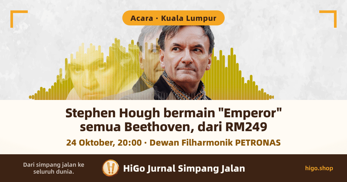 Di atas latar kelabu pucat berbelang, satu gelombang bunyi daripada berpuluh bar menegak berhujung bulat merentasi bingkai, kuning di sebelah kiri bertukar jingga di sebelah kanan; di hadapannya potret separuh badan pianis Stephen Hough, rambut kelabu gelap, berbaju kot coklat muda dan selendang bercorak, memandang ke kanan bingkai; potret Beethoven bernada kuning bertindih di belakang bahu kirinya. Teks: Stephen Hough bermain "Emperor"; semua Beethoven, dari RM249; 24 Oktober, 20:00 · Dewan Filharmonik PETRONAS