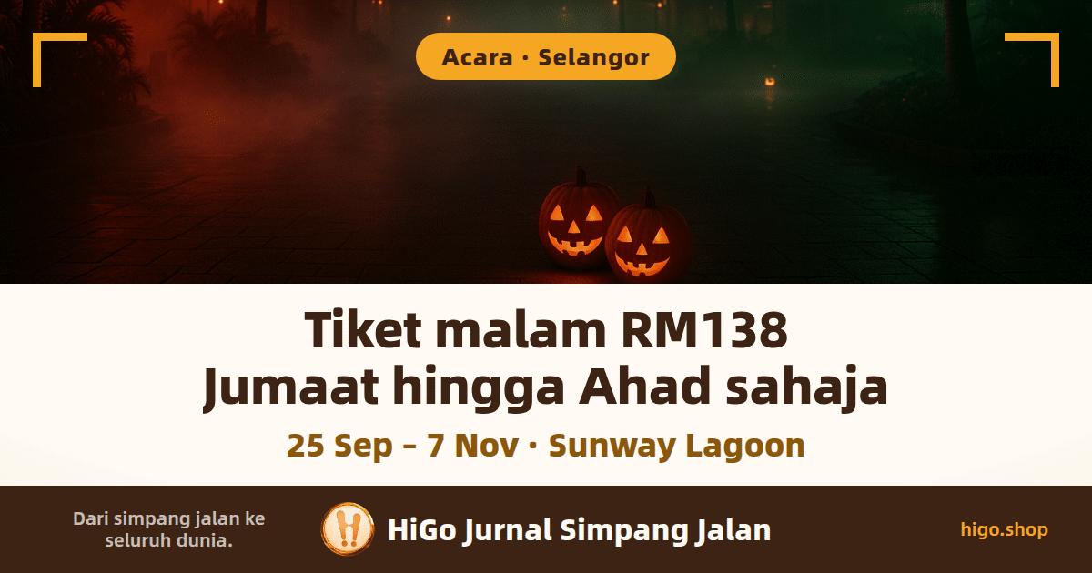 Taman tema tropika pada waktu malam: kabus tebal merebak di sebatang laluan pejalan kaki yang lengang, dua labu Halloween bernyala diletakkan di tengah laluan itu, cahaya merah dari kiri dan cahaya hijau gelap dari kanan memancar pada pokok palma di kiri kanan; teks: Tiket malam RM138, Jumaat hingga Ahad sahaja, dan di bawahnya, 25 Sep – 7 Nov · Sunway Lagoon