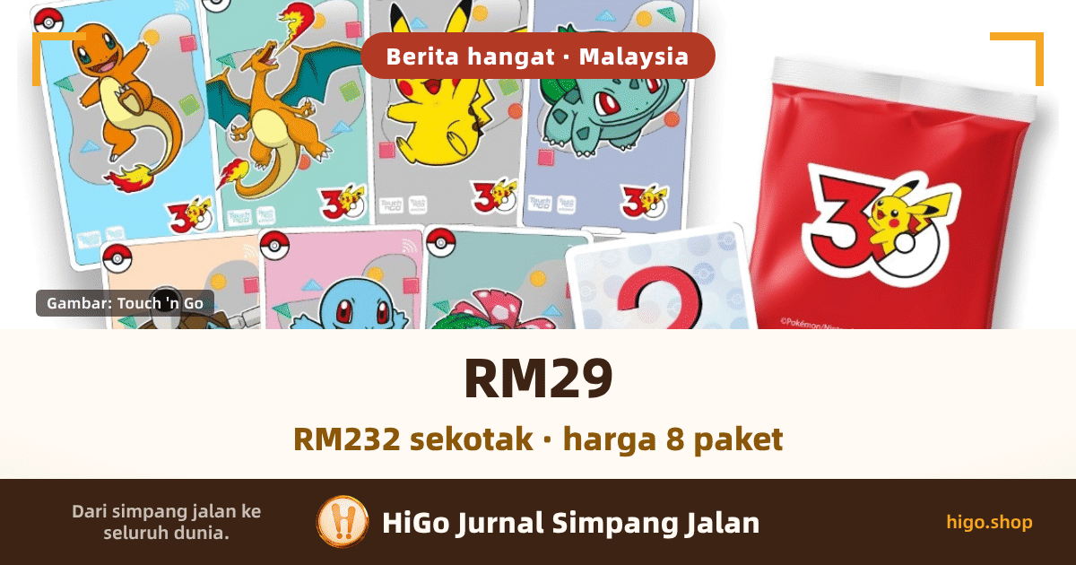 Separuh atas muka depan ialah imej produk rasmi, dan teks di bawahnya. Lapan kad Pokémon dibentangkan: Charmander, Charizard, Pikachu dan Bulbasaur di baris atas, Blastoise, Squirtle, Venusaur dan sekeping kad bertanda soal merah dengan tulisan 'Mystery Card' di baris bawah, kedua-dua baris terpotong oleh tepi atas dan bawah gambar. Di sebelah kanan ada bungkusan merah bertanda '30' dengan logo ulang tahun ke-30 Pikachu, dan baris kecil '©Pokémon/Nintendo/Creatures/GAME FREAK.' tercetak di bawahnya. Teks: satu label bulat pada gambar tertulis 'Berita hangat · Malaysia', dan satu tanda kecil di sudut kiri bawah gambar tertulis "Gambar: Touch 'n Go"; di bawahnya tulisan besar 'RM29' dan baris 'RM232 sekotak · harga 8 paket'; pada jalur gelap paling bawah tertulis 'Dari simpang jalan ke seluruh dunia.', 'HiGo Jurnal Simpang Jalan' dan 'higo.shop'.